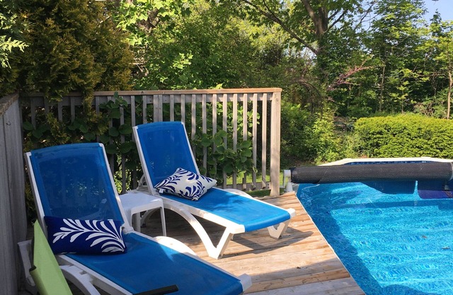 Amazing view, heated pool, gardens, beach, trails, wineries, shops & restaurants