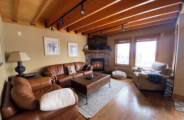 Amazing view! Spacious 3-storey/3bed condo at BigWhite w/hot tub + ski in/out.