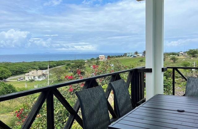 Amazing Views 2 Bedrooms, 2 Baths, Walk to Beach AC/WiFi