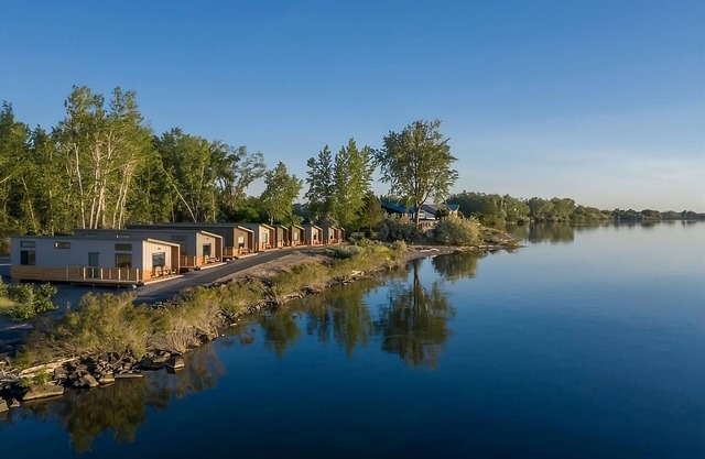 Amazing Views and Beautiful Resort! Cabin w/King Bed & Kitchen and Pool Access