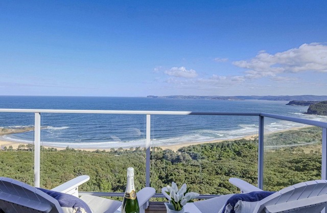 Amazing views, whale watching and close to Bells