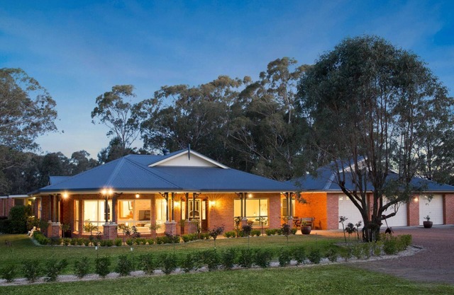 Amelia-Rose Estate: Lovedale 6-bdr retreat with pool & fireplace—Memories await!
