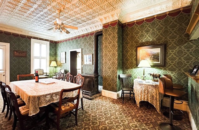American House 1854- Steamboat Landing, 4 Bedrooms, 1.5 Bath, Full Kitchen