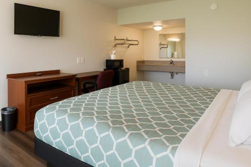 American Inn & Suites