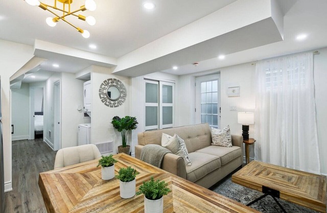 Ampersand Alcove in Milton