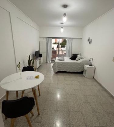 Amplio monoambiente en 7 y 34