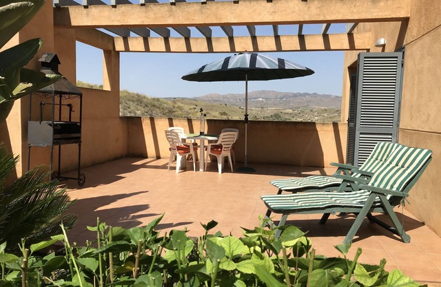 An Attractive 2 Bedroom Apartment on a Golf Course with a Sunny Garden