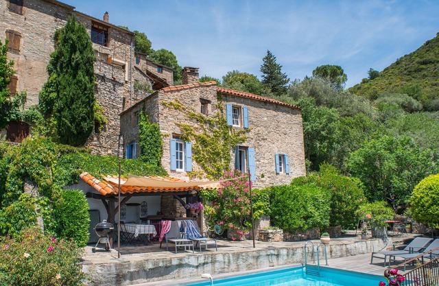 An authentic stone house, pool, beautiful garden and stunning views