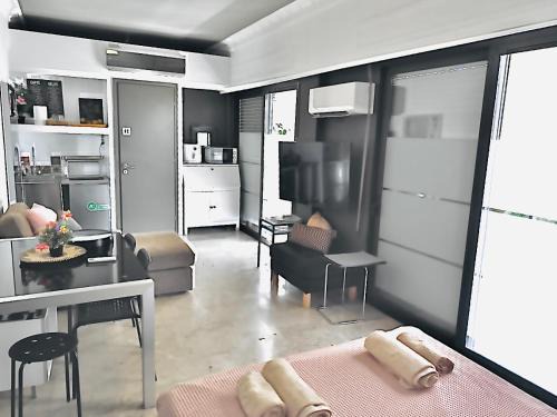 An En-suite with a Queen bed and a kitchenette