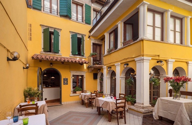An old inn that is an italian landmark . about 200 years old "DOPPIA 5"