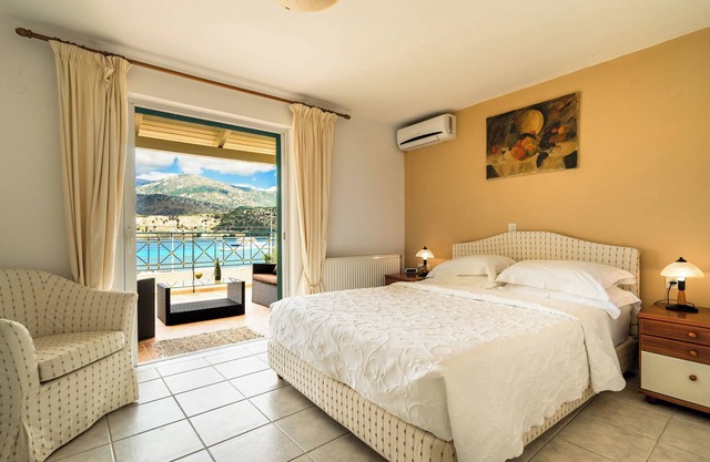 Anatoli - 2 Bedroom Apartment in Argostoli with Stunning Sea and Mountain Views