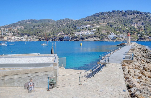 Anchor House in superb location with seaview terraces
