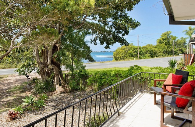 Anchor Lodge - rural, river views, edge of town