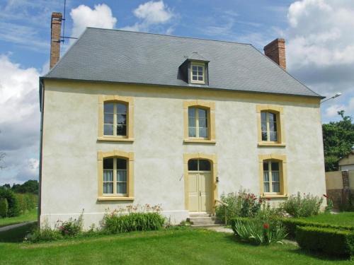 Ancien Presbytère Rénové au Calme avec Jardin, 4 Chambres - FR-1-497-78