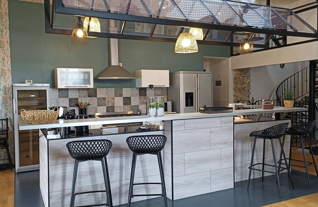 Ancienne Chapelle Rénovée Dans un Esprit Loft de 250m2