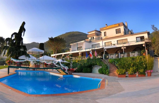 Ancient "CASOLARE ULIVETO" near POMPEI /AMALFI Coast with affiliated POOL