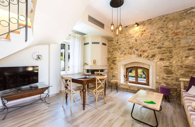 Anemoni Villa, Because classic is always classy