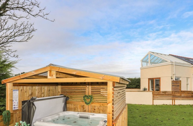 ANGLESEY HOLIDAY LET, romantic, with hot tub in Rhosneigr