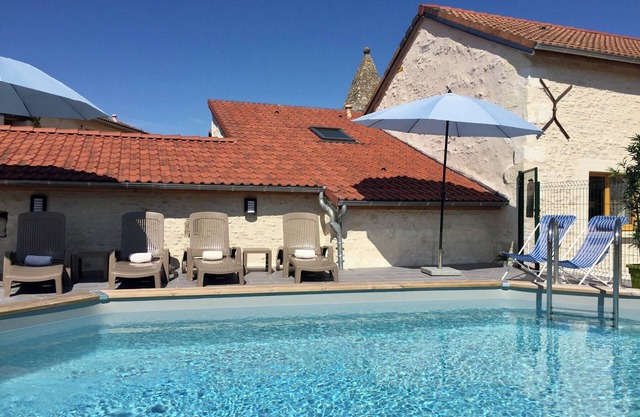 ANGULUS RIDET COTTAGES set of 3 comfortable gîtes, quiet, with swimming pool