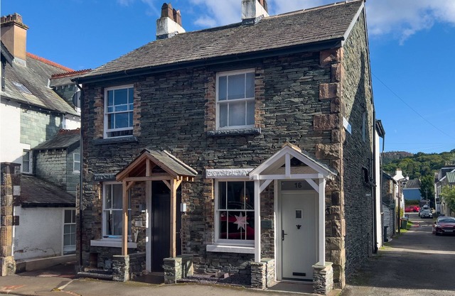Anley Cottage, Keswick with wood burning stove, sunny garden and private parking.