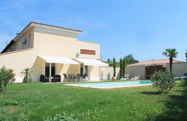Annex of Provencal farmhouse with garden and private heated pool