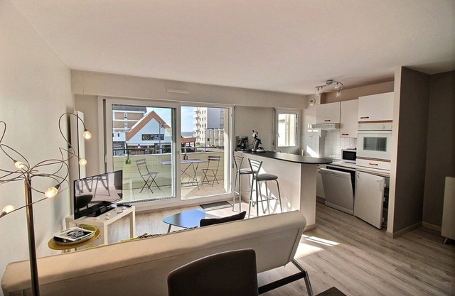 Annonce Professionnelle. Appartement 2 Chambres Avec Balcon Petite vue Mer, à 50m de la Plage,.