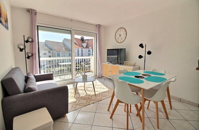 Annonce Professionnelle. T2 Cabine Avec Balcon, 4 Personnes au Coeur de la Ville et à Deux Pas.