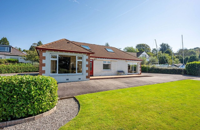 Anthony House - a house that sleeps 6 guests in 3 bedrooms