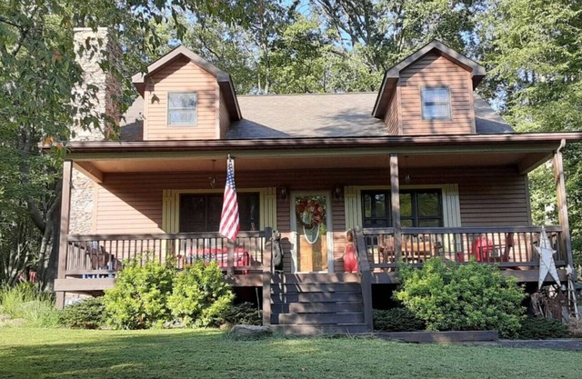 Antler Ridge 2B w/Loft Cabin w/Fireplace, Screened Porch & Lake Access