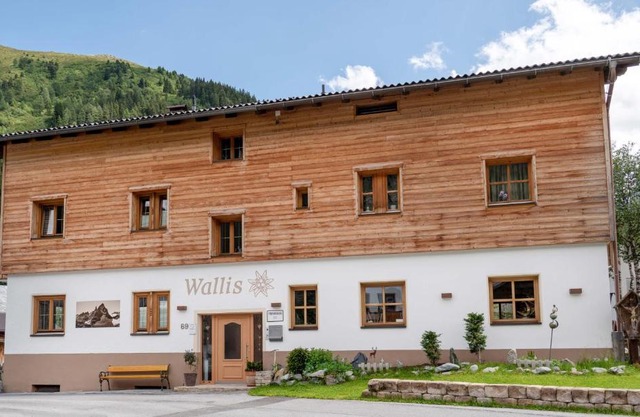 Apart Wallis