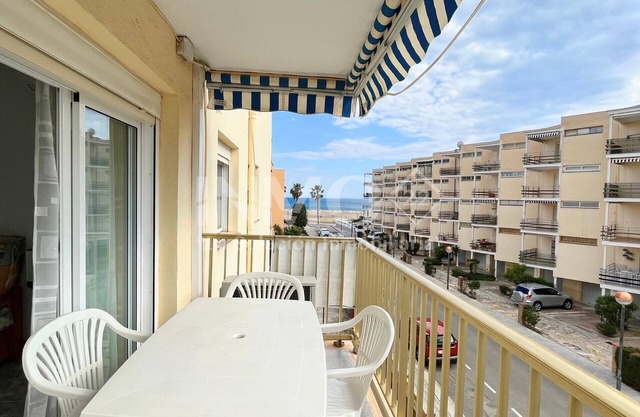 Apartament with side sea views