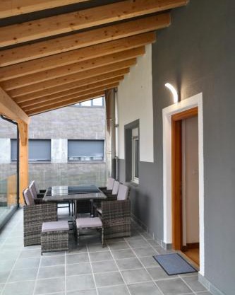 Apartamento con terraza y jardín en Sarón