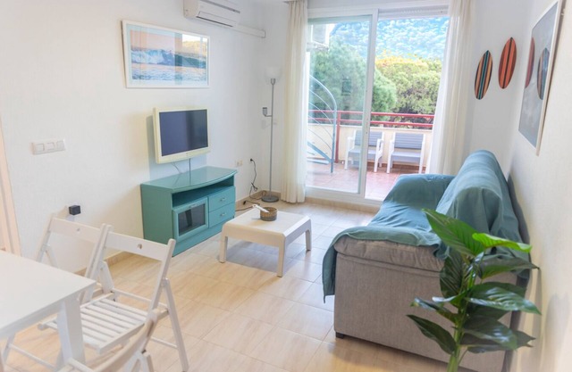 Apartamento renovado con piscina, garaje y vistas, frente a la playa de los C.