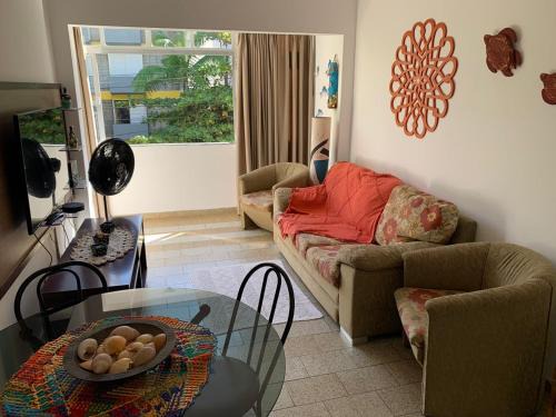 Apartamento Praia das Astúrias, 2 minutos de caminhada para praia, piscina, garagem demarcada, cama Queen