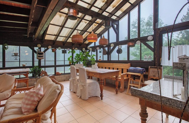 Apartment 'Ferienwohnung Mit Wintergarten' with Private Terrace, Shared Garden and Wi-Fi