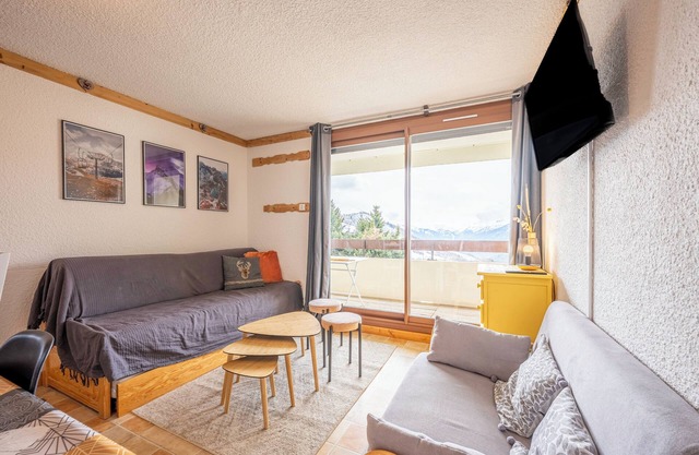 Apartment "Au Pied Des Pistes" with Mountain View and Balcony