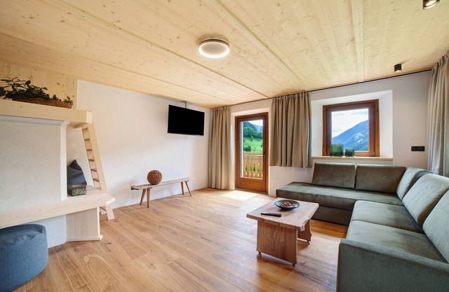 Apartment 'Schlossbauer Große' with Mountain View, Shared Terrace and Wi-Fi