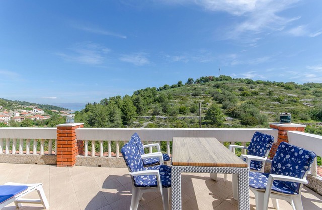 Apartments Drazen (59221-A3) - Stomorska - island Solta