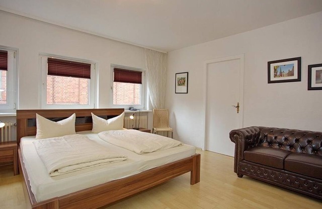 Apartment 2/bed-sitting room/shower, WC - Ferienwohnung am Rathausmarkt 1 & 2