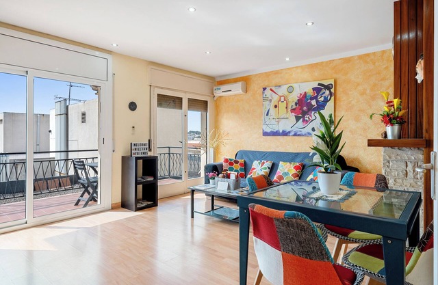 Apartment '5 Minutos De La Playa Torredembarra' with Balcony, Wi-Fi and Air Conditioning