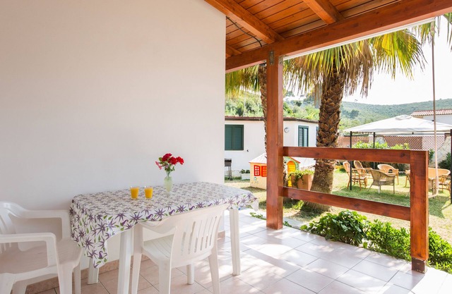 Apartment a stone's throw from the sea