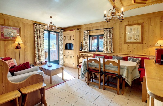 Apartment about 49sqm for 6 people, at the 3rd floor of a residence in the center of the village.Lay