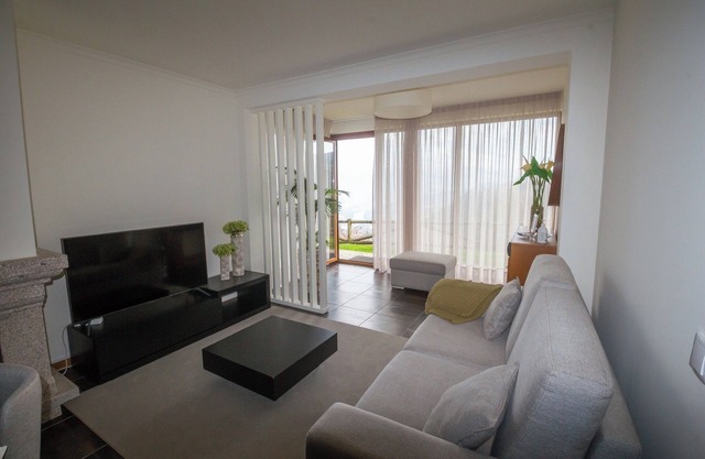 Apartment 'Apartamento T1 Mais 1' with Mountain View, Wi-Fi and Air Conditioning