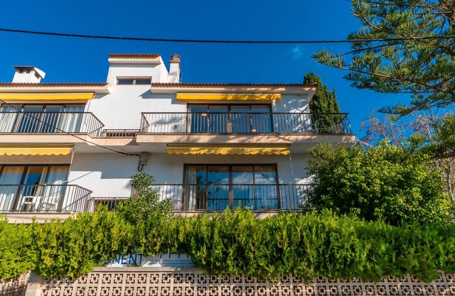 Apartment 'Apartamento Ponent 6' with Private Terrace, Wi-Fi and Air Conditioning
