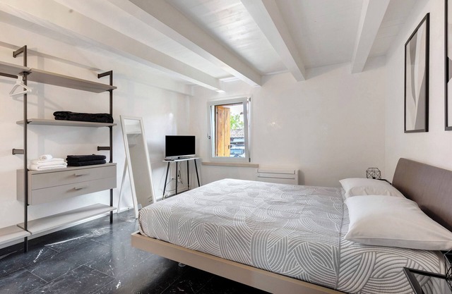Apartment 'Casa Iris' with Shared Pool, Wi-Fi and Air Conditioning