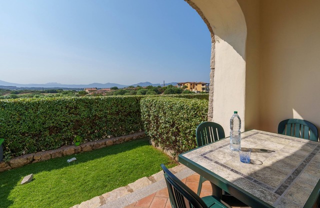 Apartment 'Casa Vacanze Ananas' with Private Terrace, Private Garden and Air Conditioning