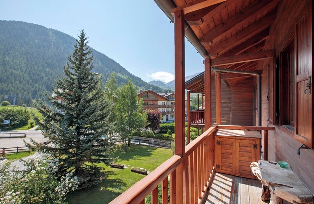 Apartment 'Caterina La Thuile' with Mountain View, Shared Garden and Wi-Fi