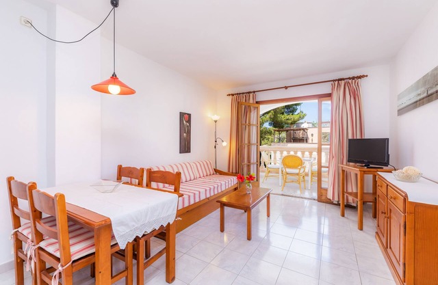 Apartment Close to the Beach with Pool Access, Private Terrace, Air Conditioning and Wi-Fi