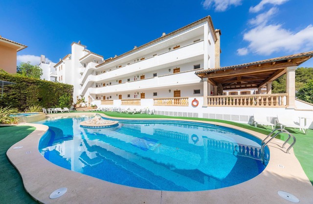 Apartment Close to the Beach with Pool Access, Private Terrace, Air Conditioning and Wi-Fi