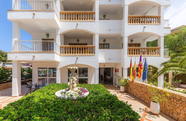 Apartment Close to the Beach with Pool Access, Private Terrace, Air Conditioning and Wi-Fi